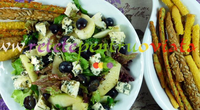 Salata Verde cu Struguri, Mere si Branza cu Mucegai Salata Verde cu Struguri, Mere si Branza cu Mucegai