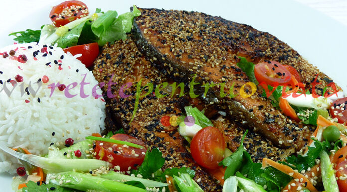 Somon cu Crusta de Susan, Salata si Orez Somon cu Crusta de Susan, Salata si Orez