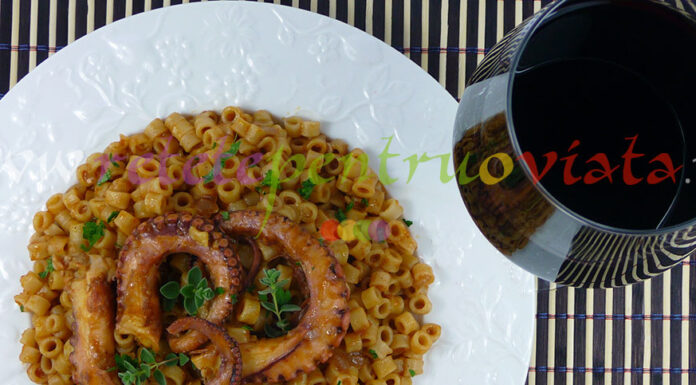 Caracatita cu Paste si Sos de Rosii Caracatita cu Paste si Sos de Rosii