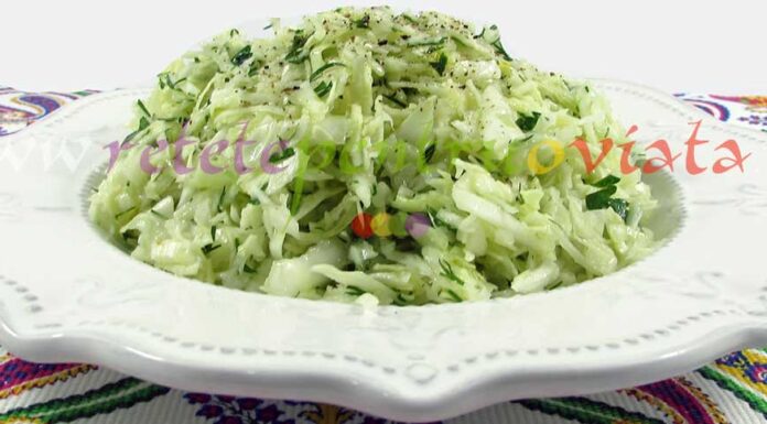 Salata de Varza Cruda cu Frunze de Telina Reteta salata de varza