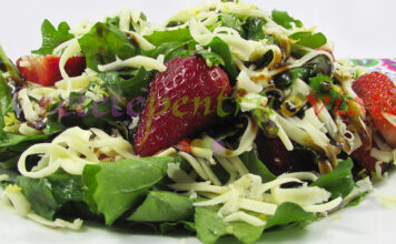 Salata de Rucola cu Mozzarella si Capsuni Salata de Rucola cu Mozzarella si Capsuni