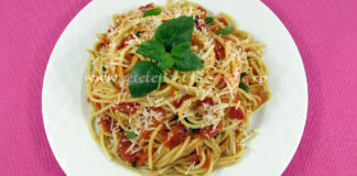 Paste cu Sos de Rosii – Reteta Italiana Originala Paste cu Sos de Rosii - Reteta Italiana Originala