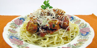 Chiftele Marinate cu Garnitura de Spaghete Chiftele Marinate cu Garnitura de Spaghete