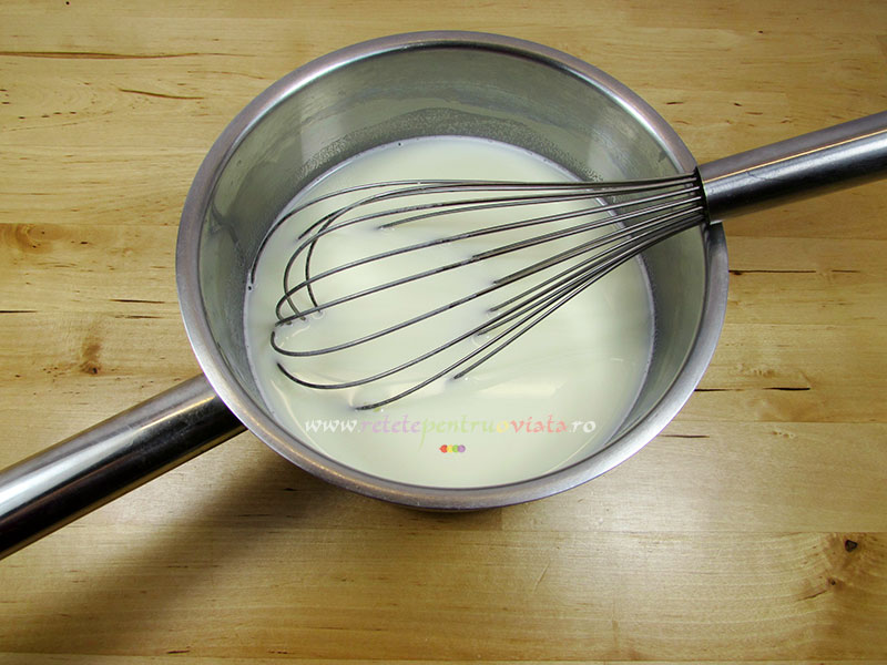 Intr-o craticioara amestecam cu miscari circulare laptele cu zaharul si 60 ml apa.