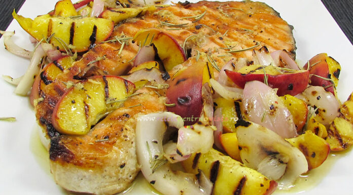 Somon la Gratar cu Piersici si Ceapa Somon la Gratar cu Piersici si Ceapa