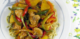 Pui cu Ananas si Sos Dulce Acrisor Pui cu Ananas si Sos Dulce Acrisor