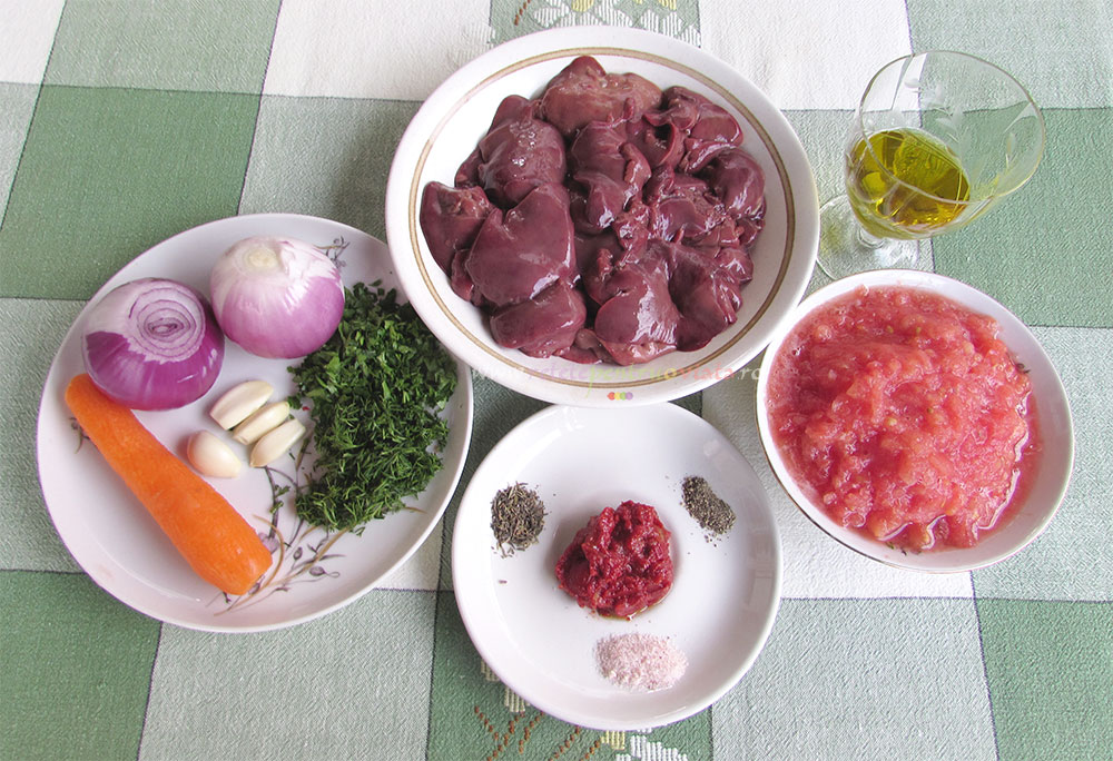 Ingrediente pentru reteta de ficatei de pui cu ceapa si sos de rosii