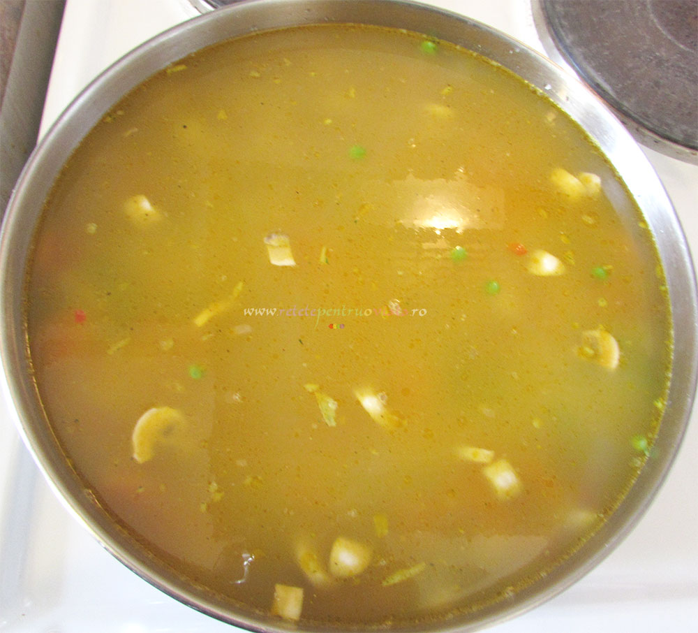 Adaugam supa (sau apa) fierbinte, sarea si piperul