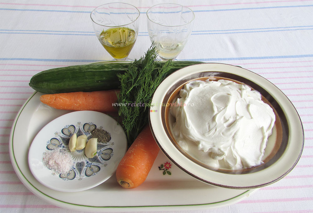 Ingrediente pentru reteta de sos de iaurt cu morcovi si castraveti
