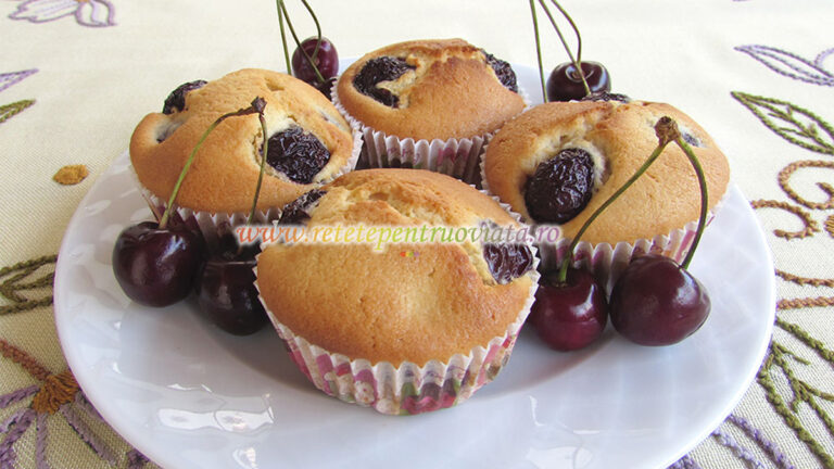 Briose cu Cirese si Smantana