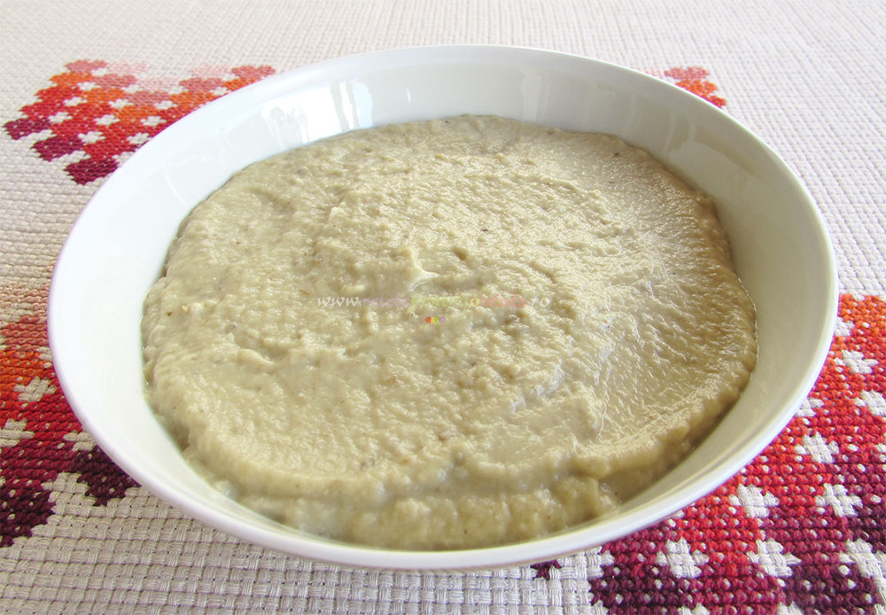 Amestecam foarte bine ingredientele pana obtinem o crema fina. Gustam compozitia si mai adaugam tahini sau suc de lamaie, dupa gust.