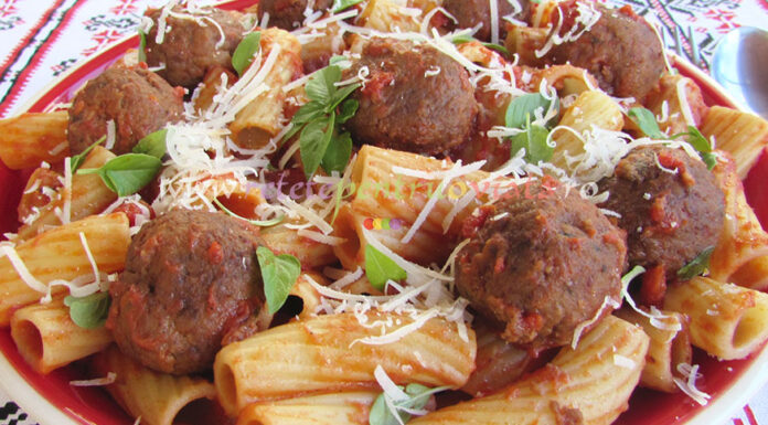Chiftelute din Vinete cu Sos de Rosii si Paste Chiftelute din Vinete cu Sos de Rosii si Paste