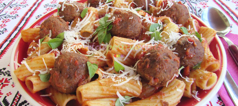 Chiftelute din Vinete cu Sos de Rosii si Paste