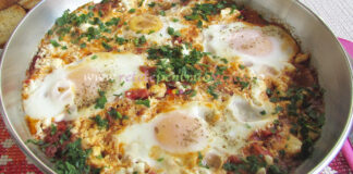 Oua Posate in Sos de Rosii – Shakshuka Oua Posate in Sos de Rosii - Shakshuka