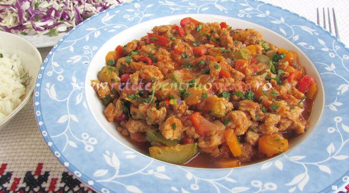 Tocanita de Soia Cuburi cu Legume Tocanita de Soia Cuburi cu Legume