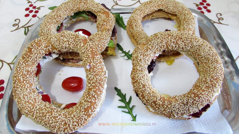 Sandwich-uri cu covrigi cu susan sarate si dulci