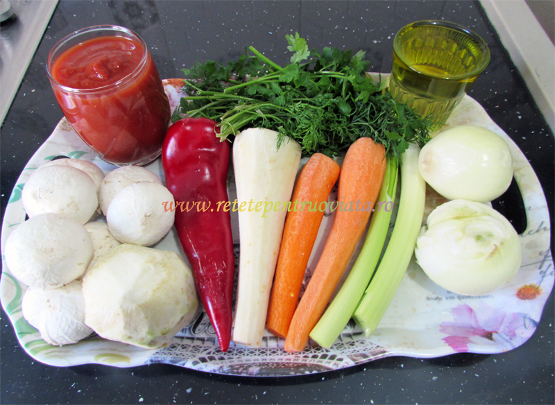 Ingrediente pentru reteta de sarmale cu pasat si ciuperci: legume, verdeata, suc de rosii si ulei