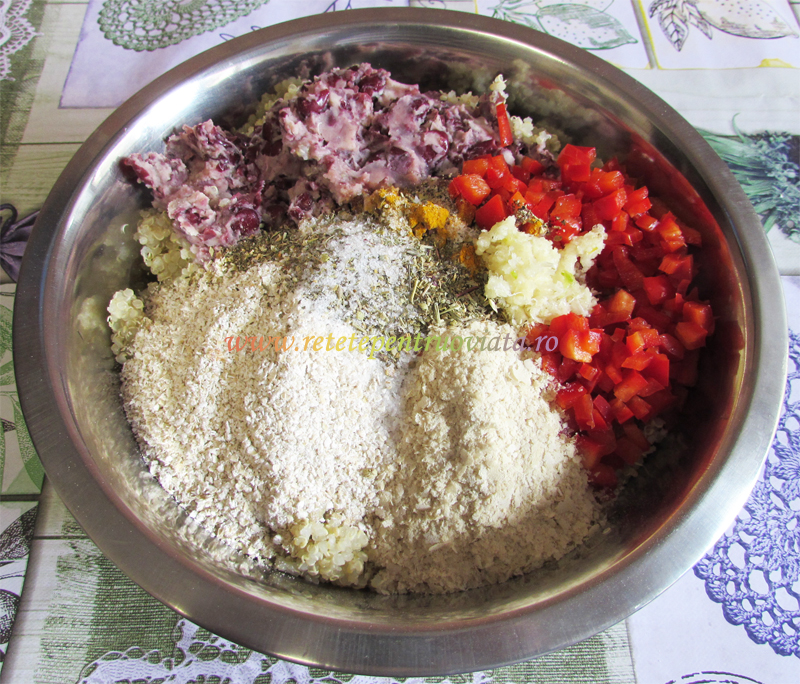 Punem quinoa si fasolea intr-un bol impreuna cu restul de ingrediente