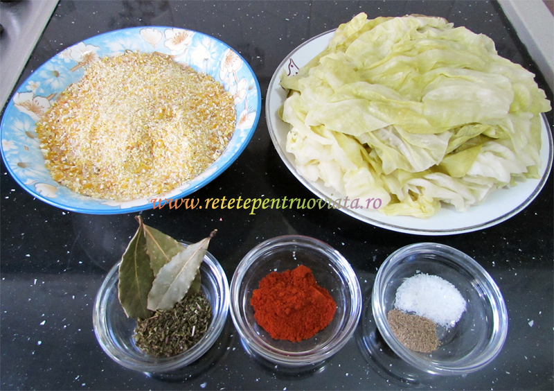 Ingrediente pentru reteta de sarmale cu pasat si ciuperci: varza murata, pasat de porumb si condimente
