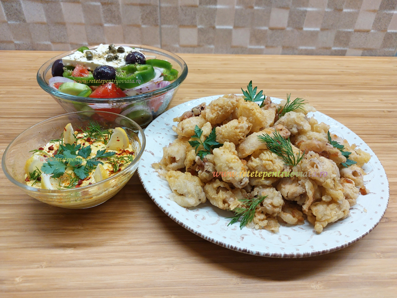 Calamari pane (calamari prajiti) cu sos Aioli si salata greceasca