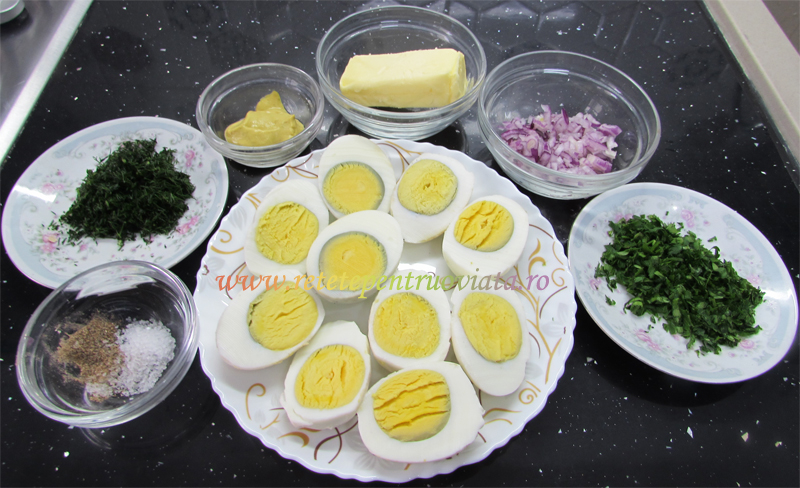 Ingrediente pentru oua umplute cu unt, galbenus si mustar