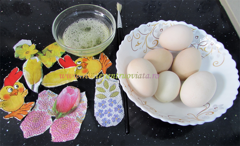 Ingrediente pentru oua vopsite cu servetele colorate