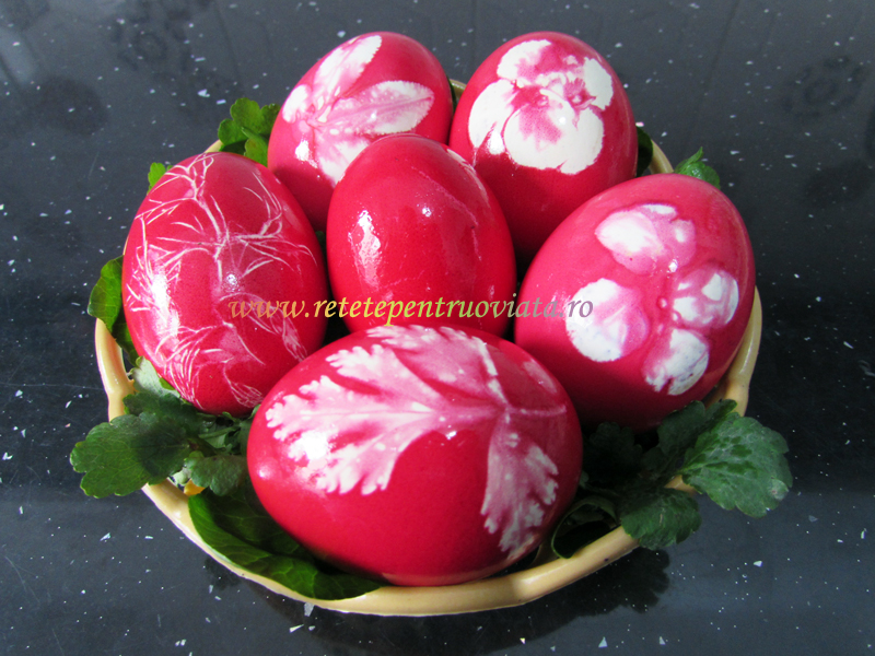 Oua vopsite cu ciorap. Oua rosii vopsite natural. Oua vopsite cu colorant alimentar (oua vopsite cu carmin). Oua vopsite cu frunze