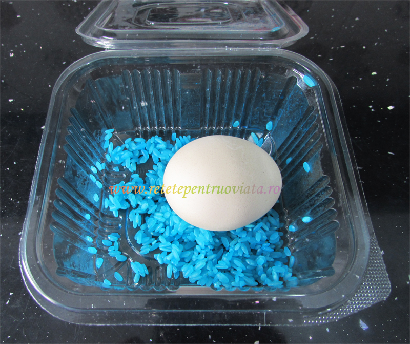 Cum vopsim ouale cu orez si colorant alimentar albastru deschis