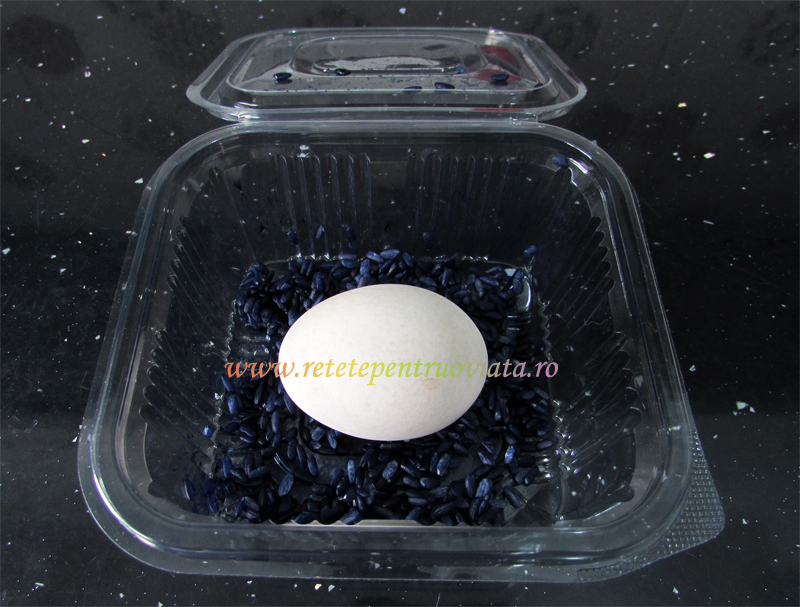 Cum vopsim ouale cu orez si colorant alimentar albastru