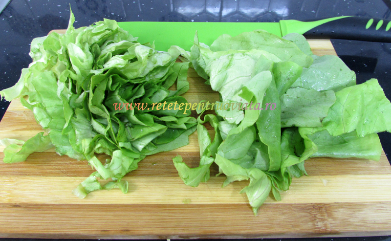 Taiem salata verde in bucati de marime potrivita