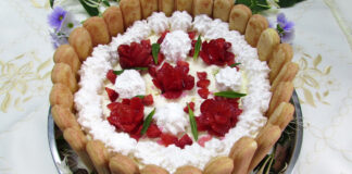 Tort Diplomat cu Capsuni, Piscoturi si Frisca – Reteta fara Coacere Tort Diplomat cu Capsuni si Piscoturi fara Coacere