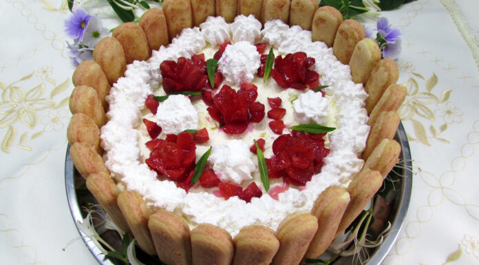 Tort Diplomat cu Capsuni, Piscoturi si Frisca – Reteta fara Coacere Tort Diplomat cu Capsuni si Piscoturi fara Coacere