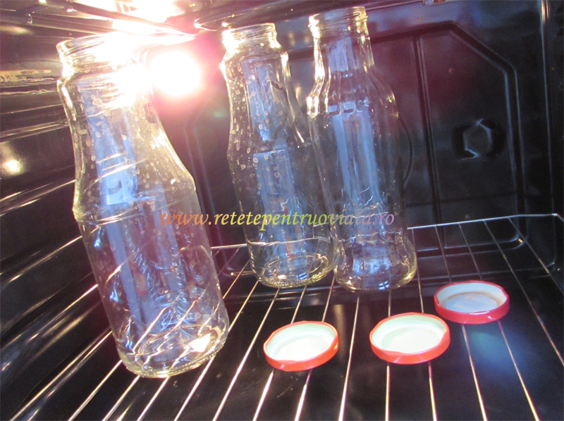 Spalam si sterilizam in cuptor sticlele pentru sirop