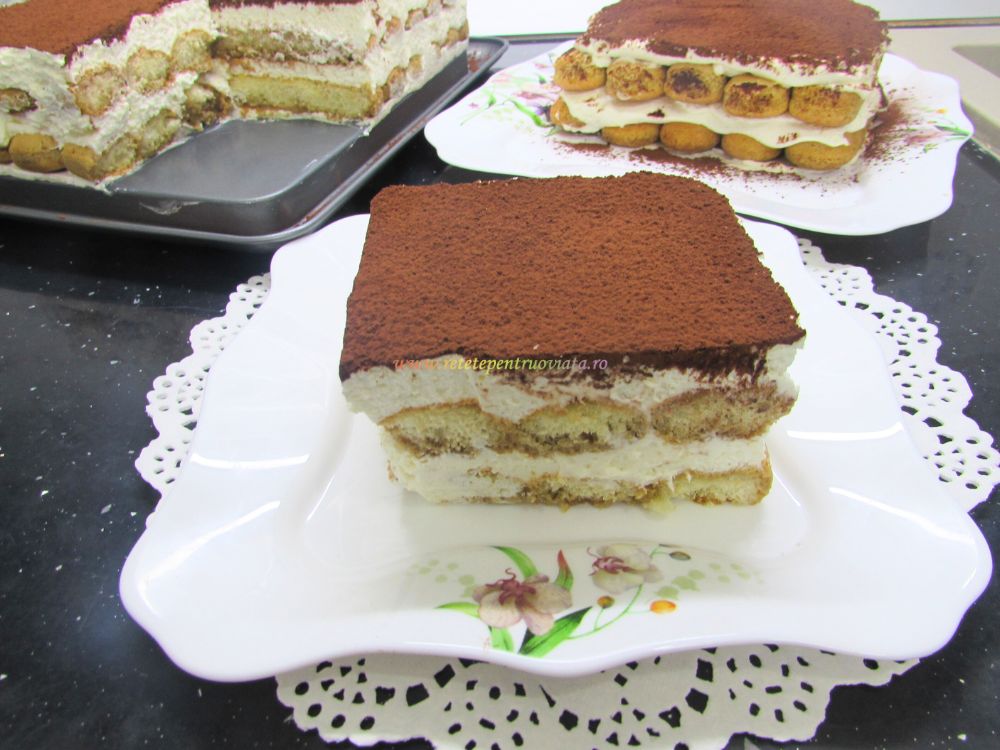 Portionati prajitura tiramisu